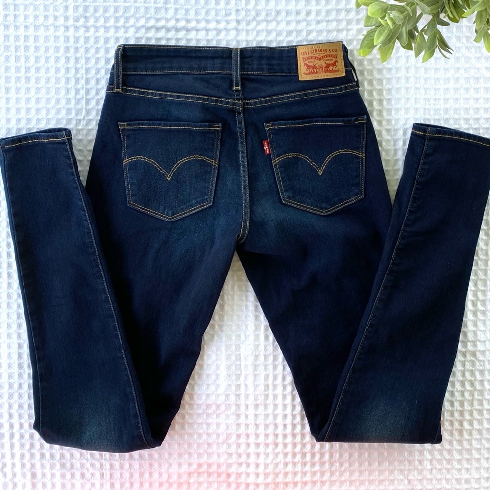 Levi’s 711 Skinny Filiforme Mid-Rise Blue Jeans
